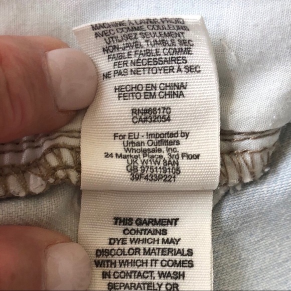 Free People Women’s Distressed Cut Off Jean Shorts Size 28 Light Wash Destructed - Picture 7 of 9